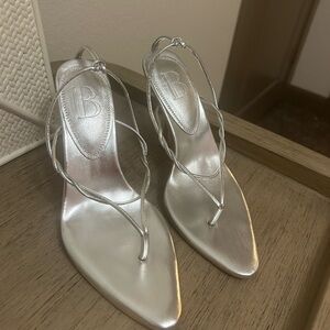 Mid Chrome sandal heels✨
Size 37 (US 6.5/7)
By dose on revolve